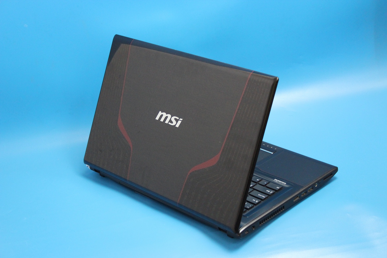 Ноутбук издает. Ноутбук MSI 17.3. 17” MSI/i5/GEFORCE 2gb.