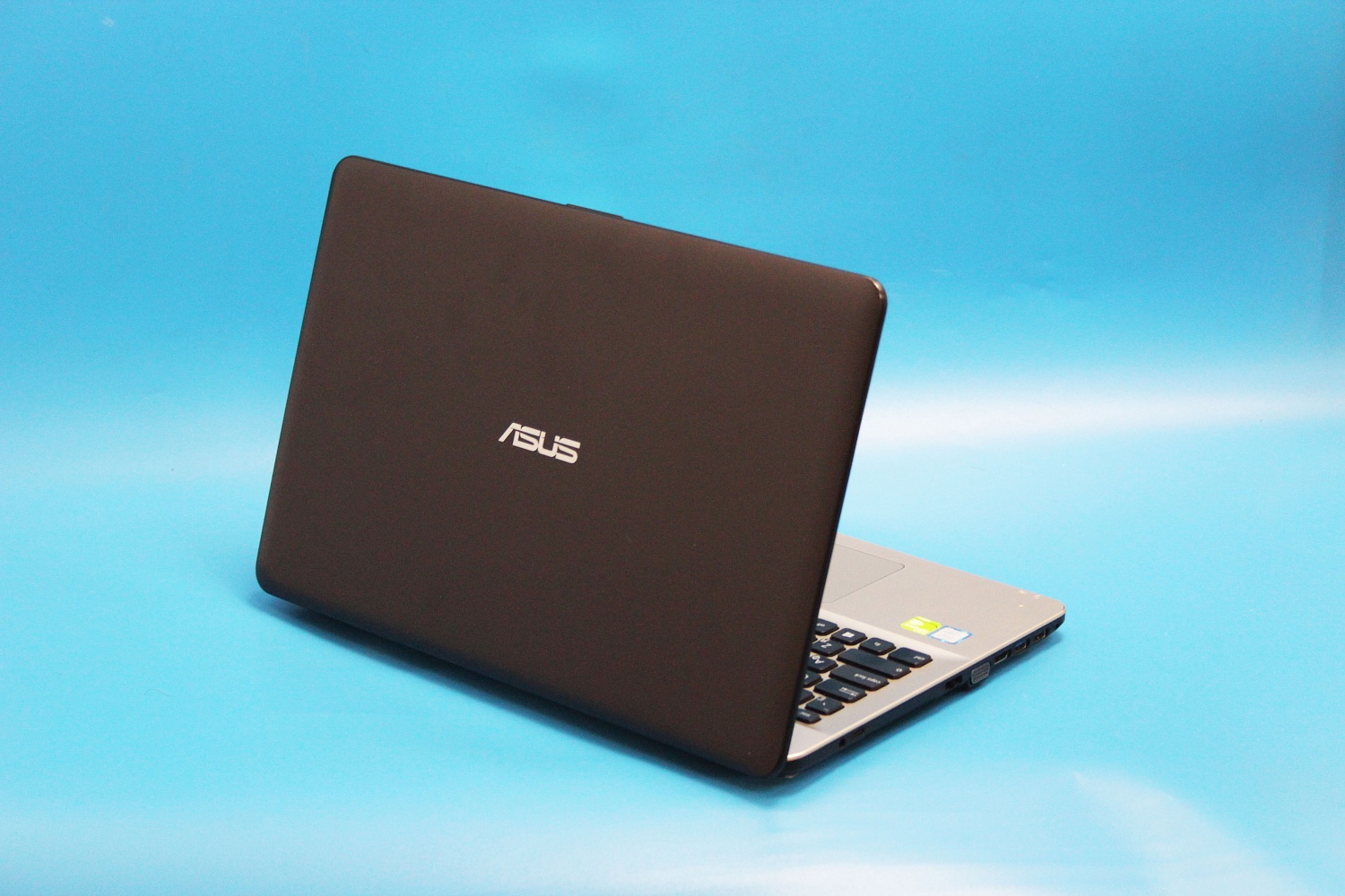 ASUS 525.